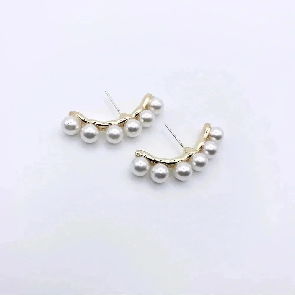 PEARL Earcuff Earrings - Picture 1 of 3